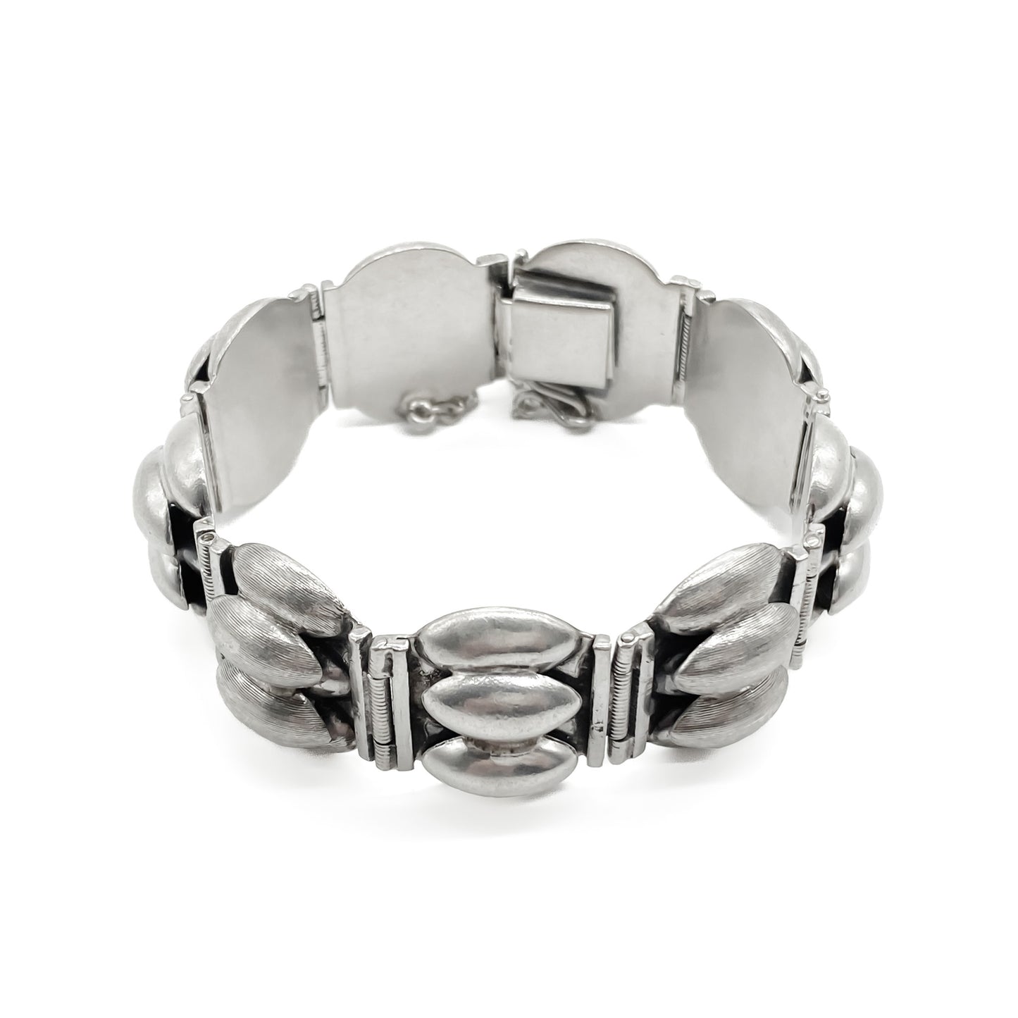 Classic articulated nine link silver bracelet. Designer: Belgiorno. Argentina. Circa 1940’s