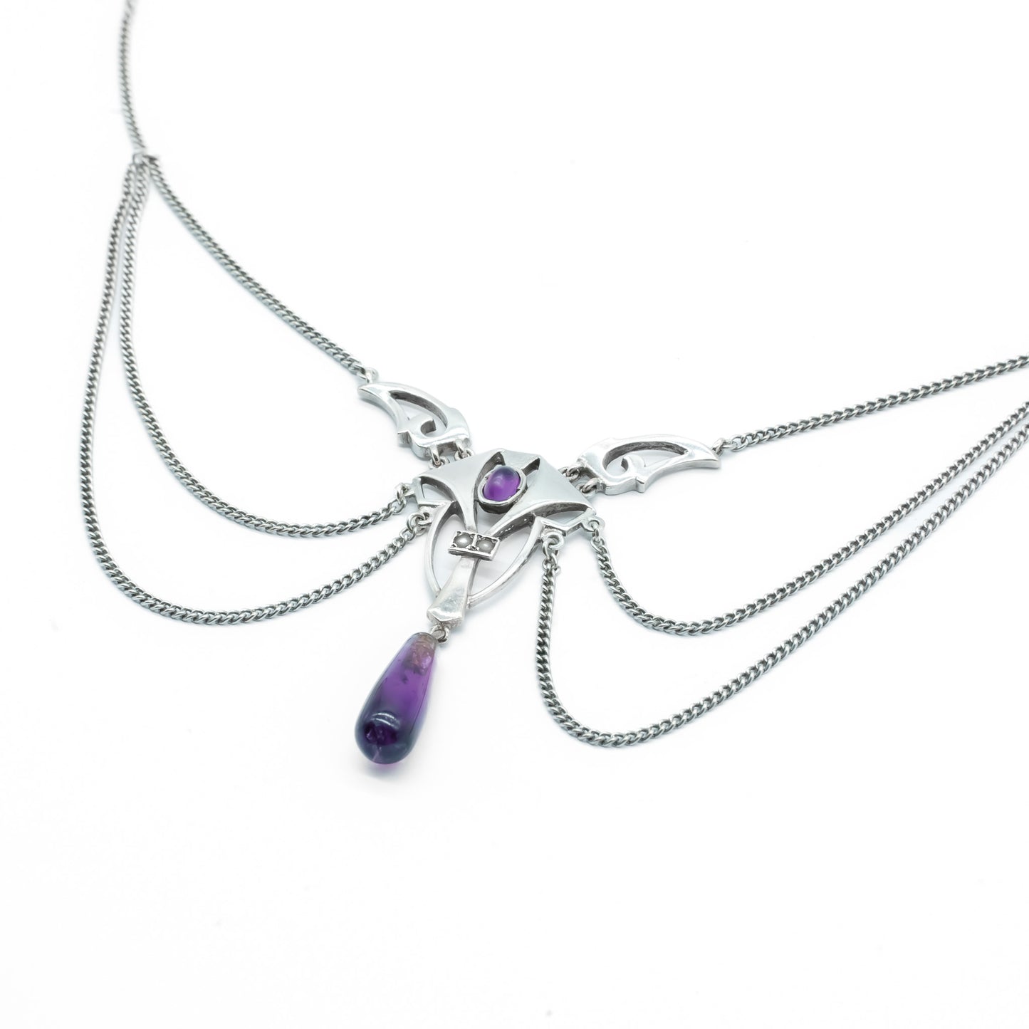 Stylish silver Jugendstil festoon necklace set with an oval amethyst, an amethyst drop and two small seed pearls. 