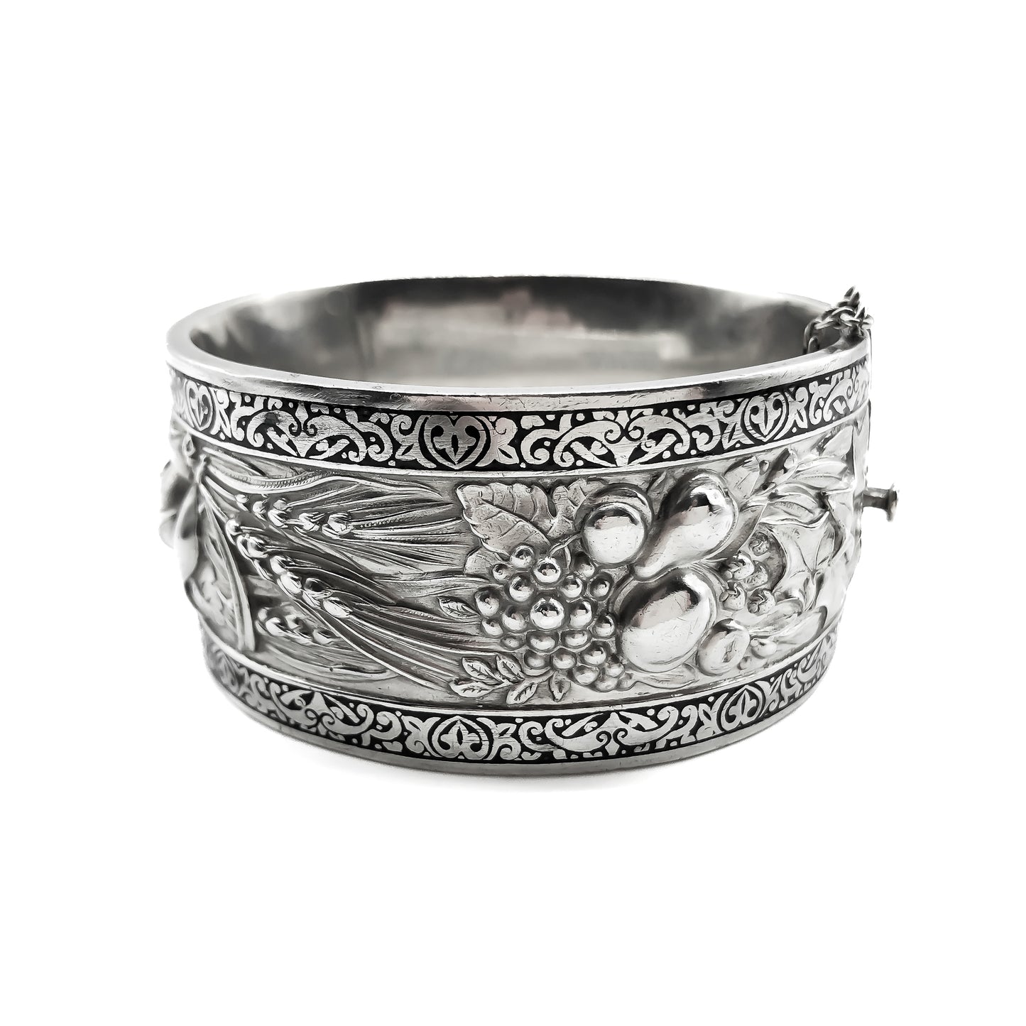 Beautiful silver bangle with lovely repoussé detail and black enamel borders. Safety chain attached. Portuguese hallmarks. Circa 1940’s