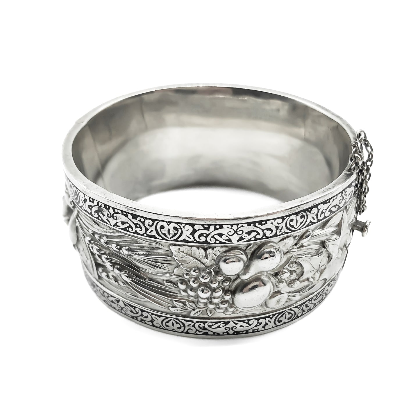 Beautiful silver bangle with lovely repoussé detail and black enamel borders. Safety chain attached. Portuguese hallmarks. Circa 1940’s