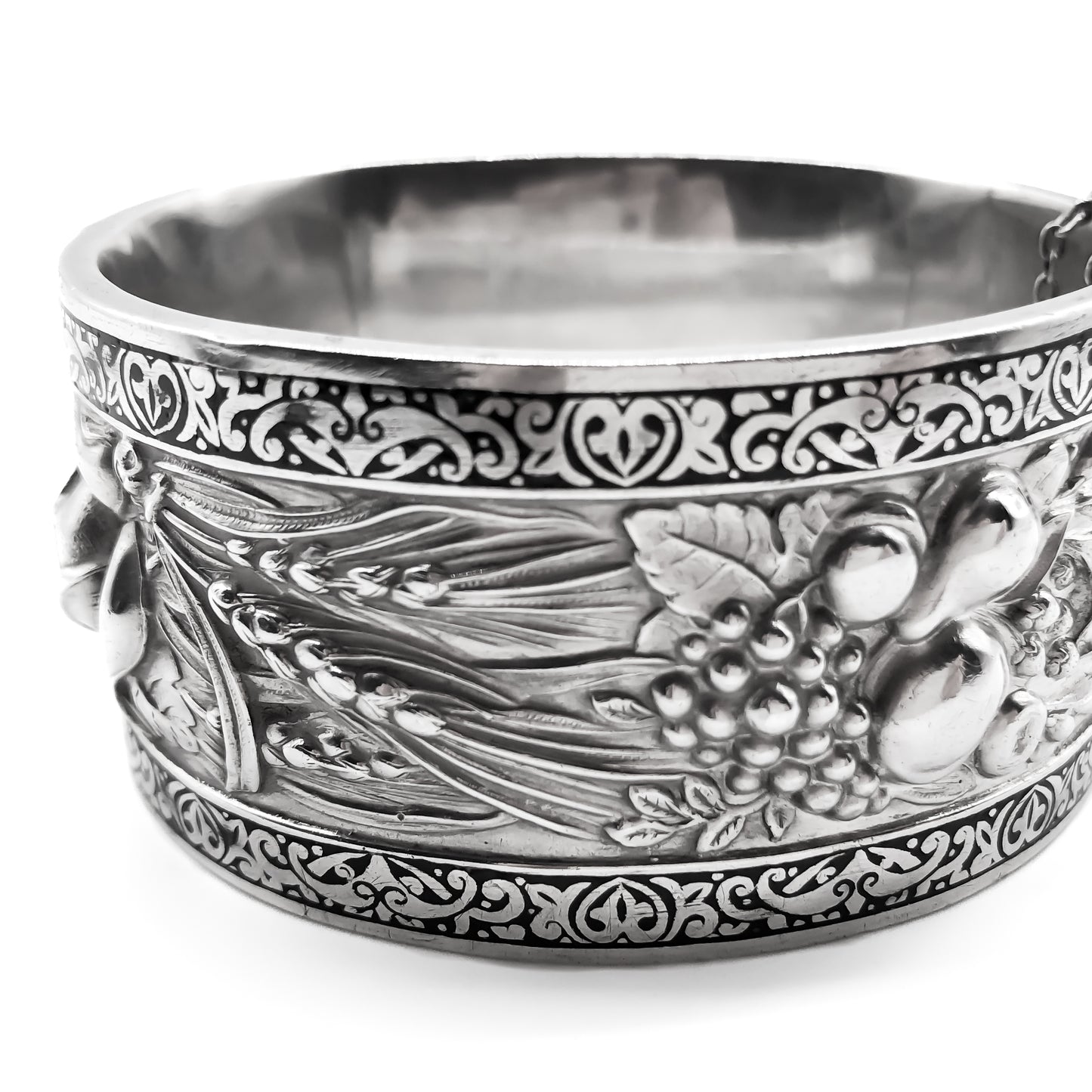 Beautiful silver bangle with lovely repoussé detail and black enamel borders. Safety chain attached. Portuguese hallmarks. Circa 1940’s