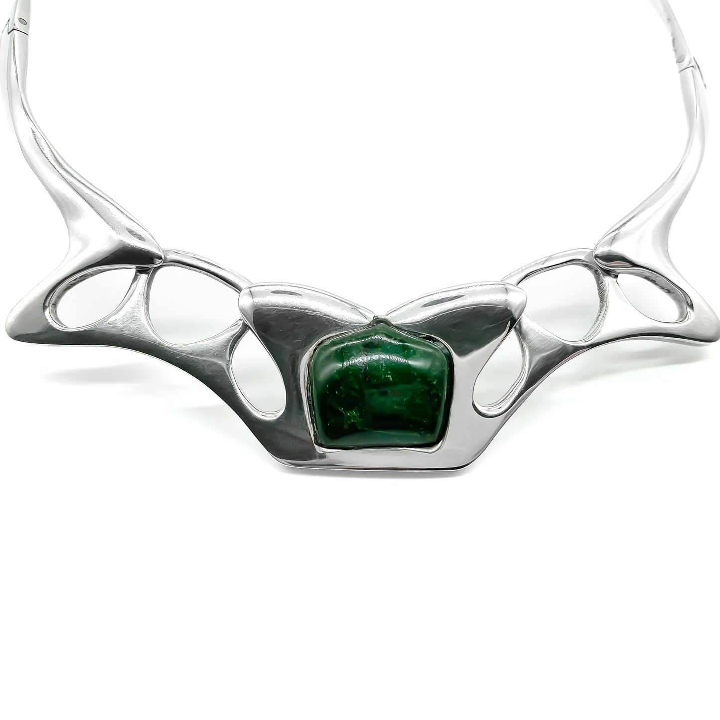 Very stylish sterling silver Mexican choker set with a natural green stone. Designed by Erika Hult De Corral (RIC) Taxco. Eagle Hallmark (Post 1947)