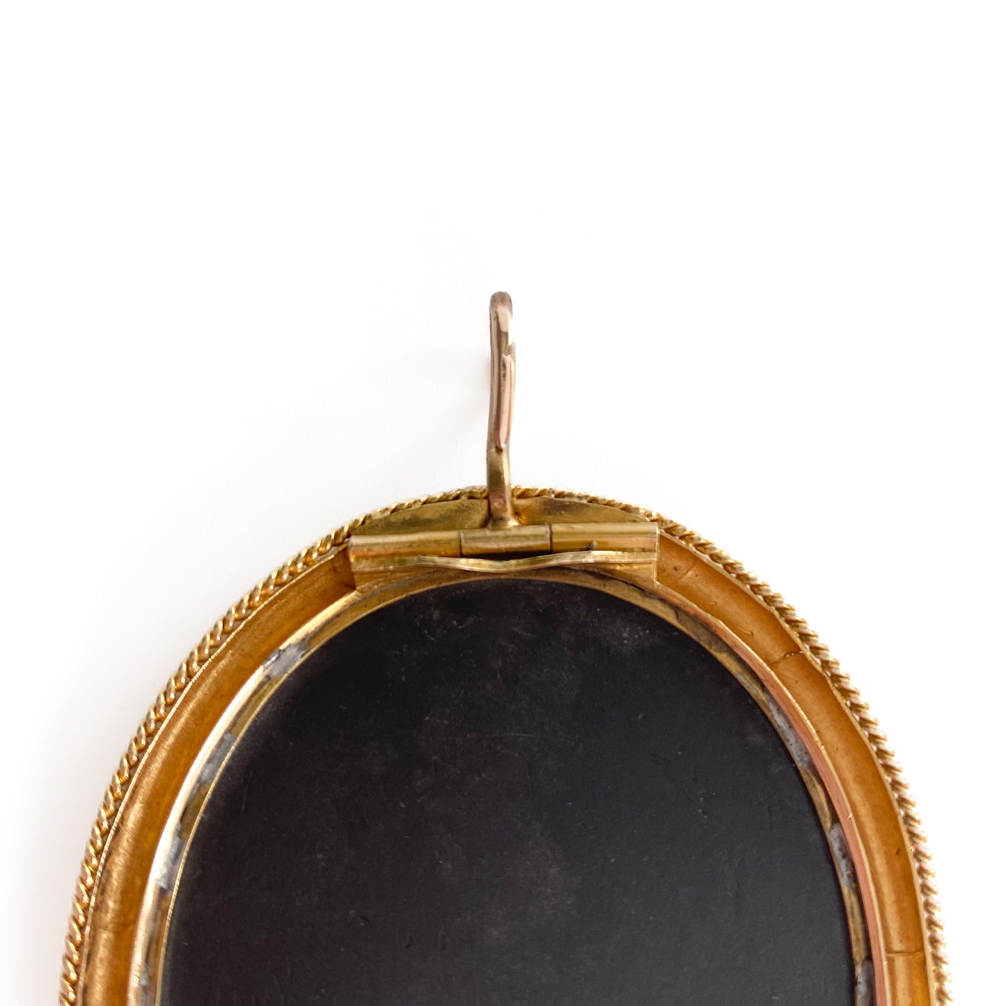 Stunning Victorian oval natural stone finely crafted Pietra Dura pendant set in an elaborate 18ct gold frame.