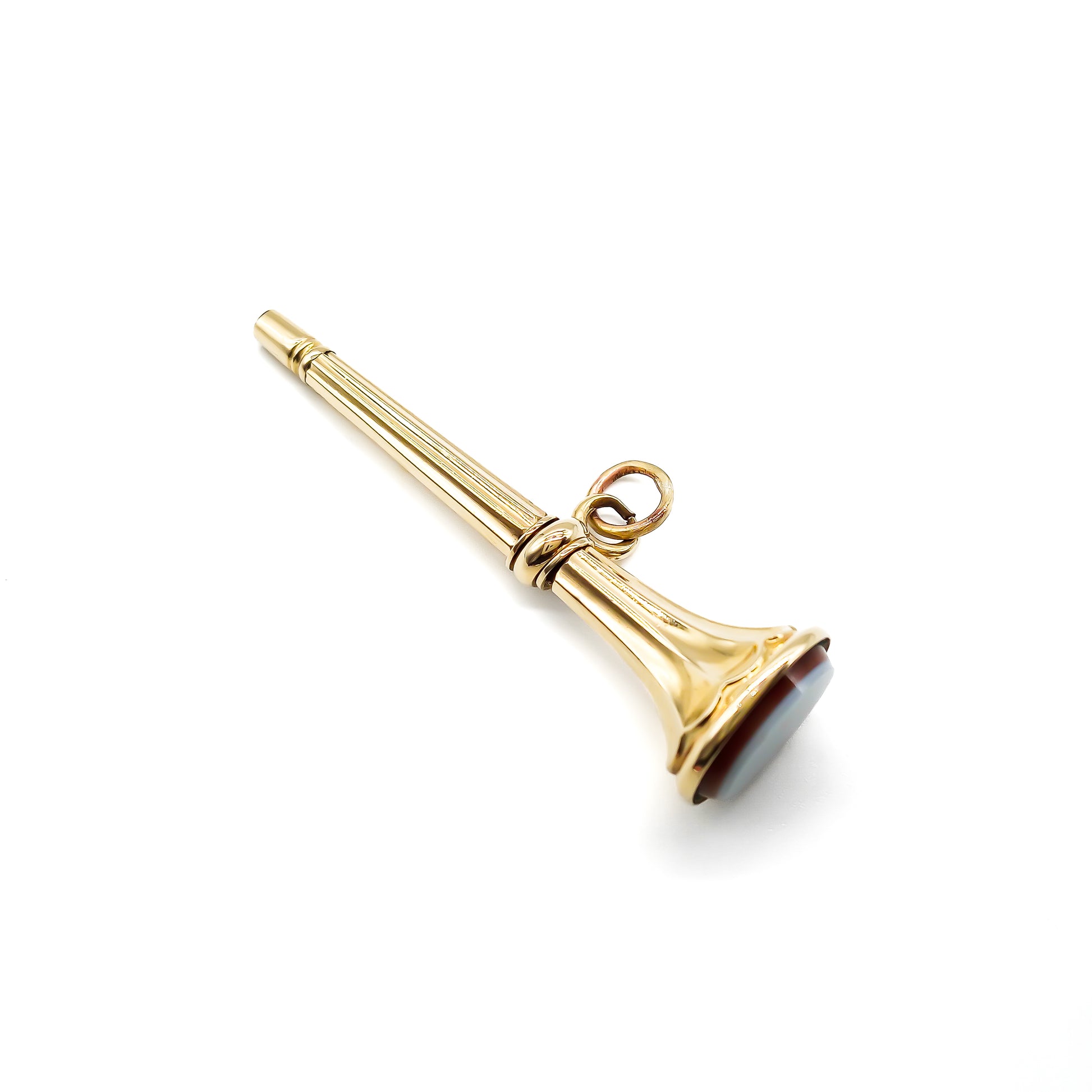 Classic Victorian 9ct gold watch key, set with a sardonyx stone. 