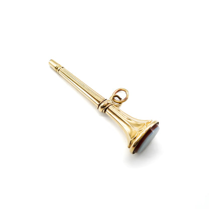 Classic Victorian 9ct gold watch key, set with a sardonyx stone. 