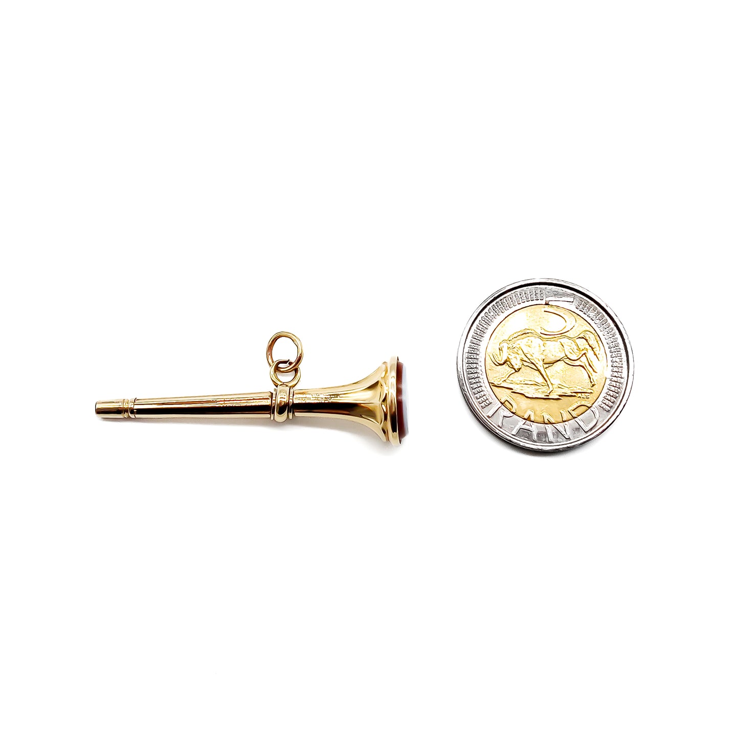 Classic Victorian 9ct gold watch key, set with a sardonyx stone. 