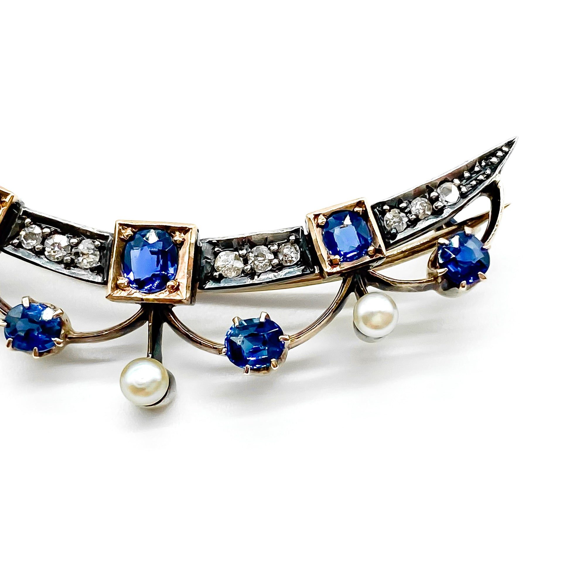 Very pretty Victorian 9ct rose gold and silver crescent brooch set with cornflower blue sapphires, diamonds and seed pearls.