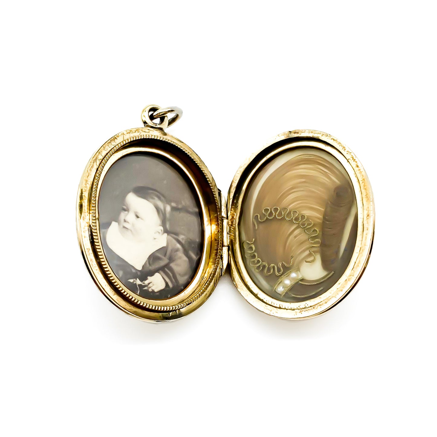 Beautifully engraved Victorian black and white enamelled gold-cased mourning locket.