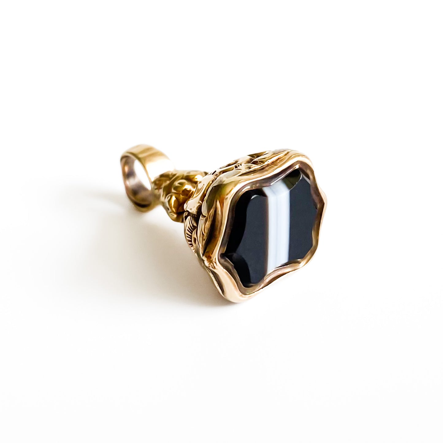 Charming miniature Victorian gold cased sardonyx seal with lovely engraved detail.