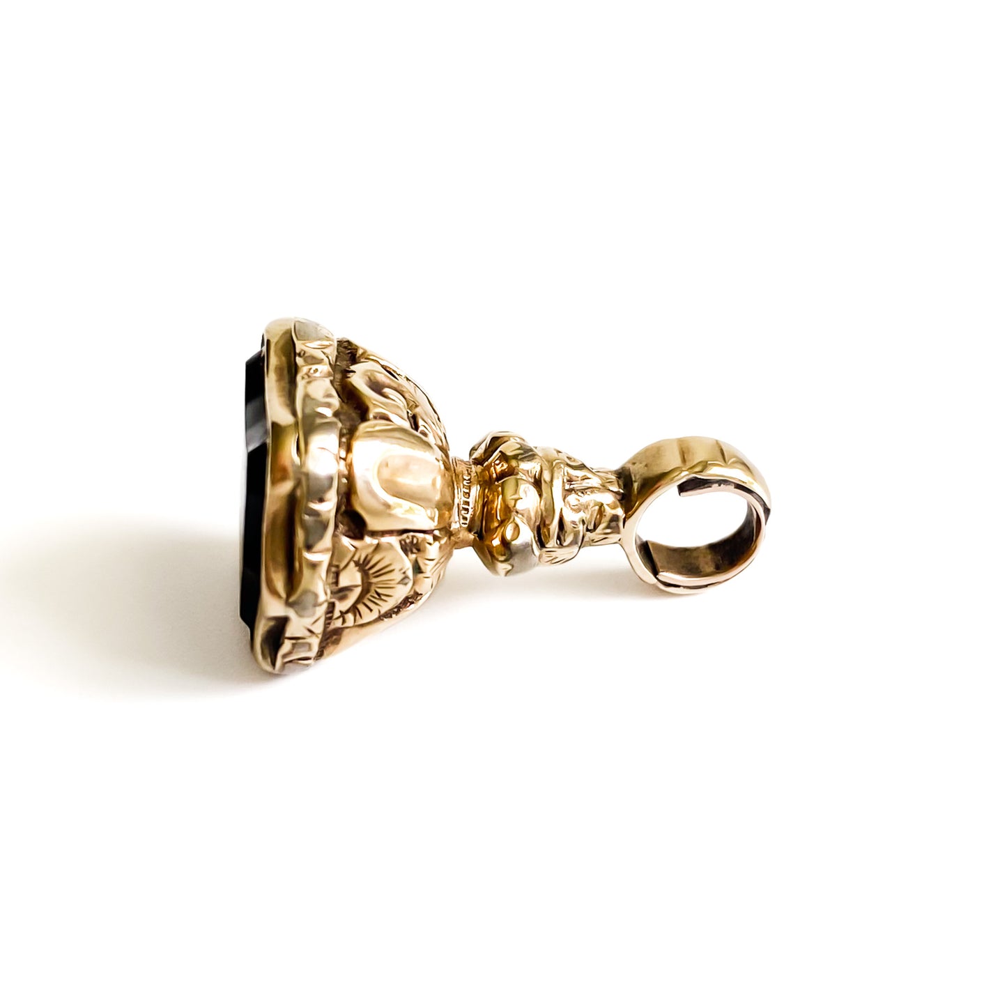 Charming miniature Victorian gold cased sardonyx seal with lovely engraved detail.