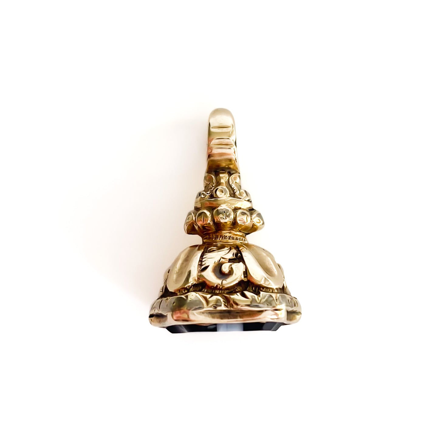 Charming miniature Victorian gold cased sardonyx seal with lovely engraved detail.