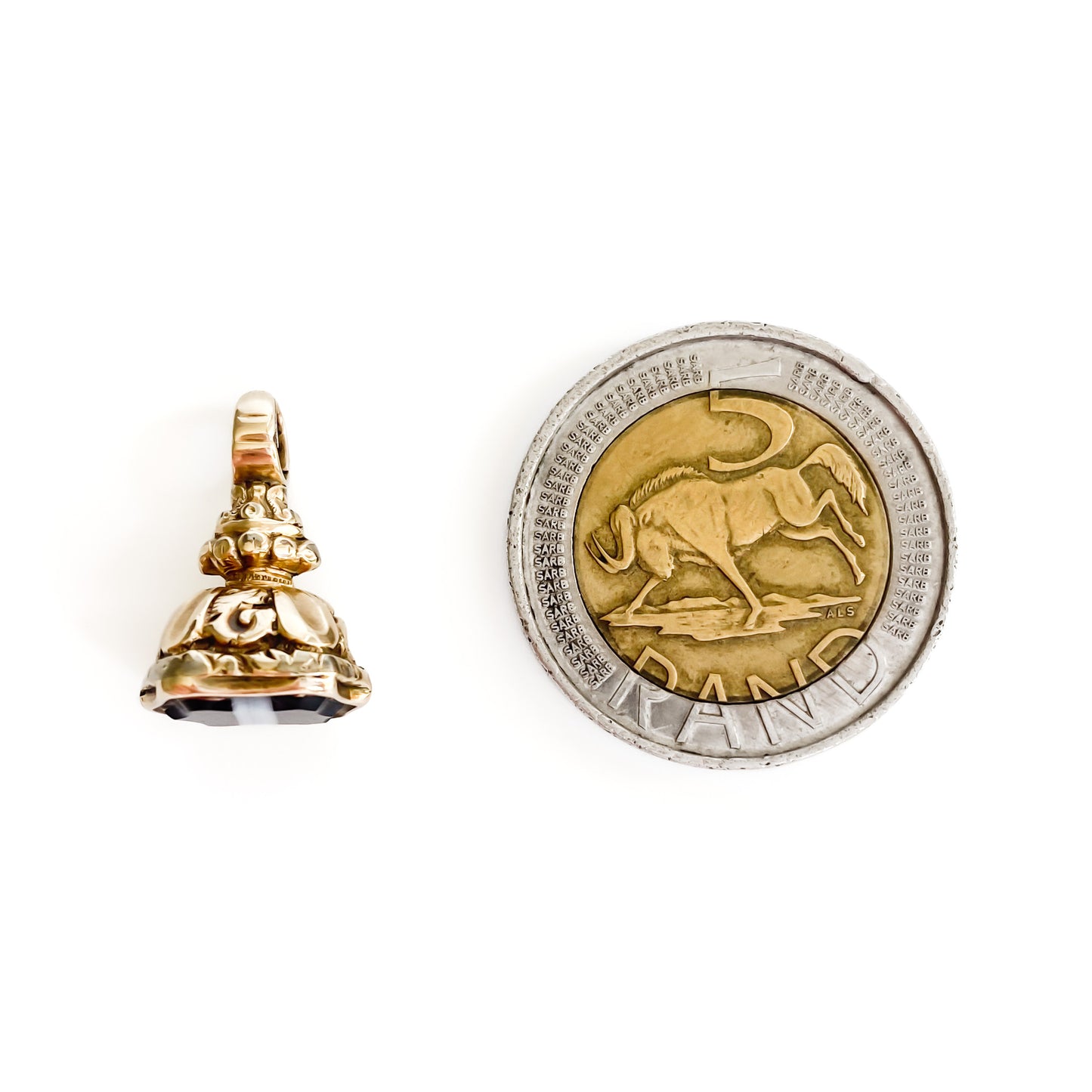 Charming miniature Victorian gold cased sardonyx seal with lovely engraved detail.
