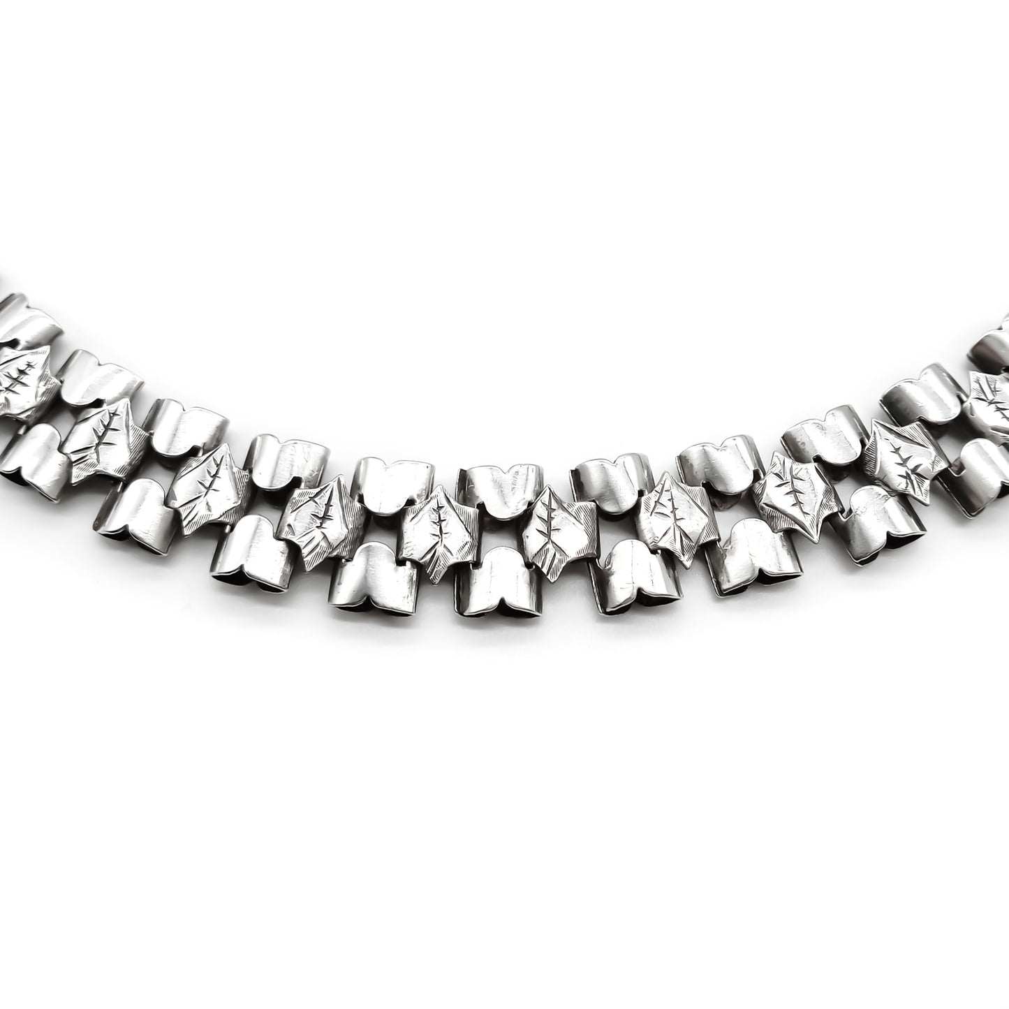 Lovely Victorian silver choker with a leaf design on ornate links.