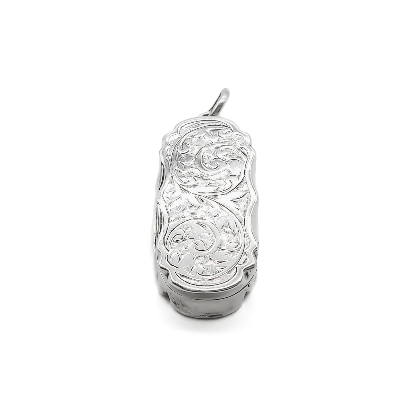 Beautifully engraved Victorian silver vinaigrette that can be worn as a pendant. Chester 1901