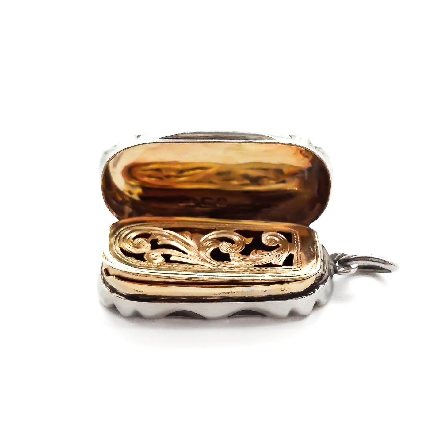 Beautifully engraved Victorian silver vinaigrette that can be worn as a pendant. Chester 1901