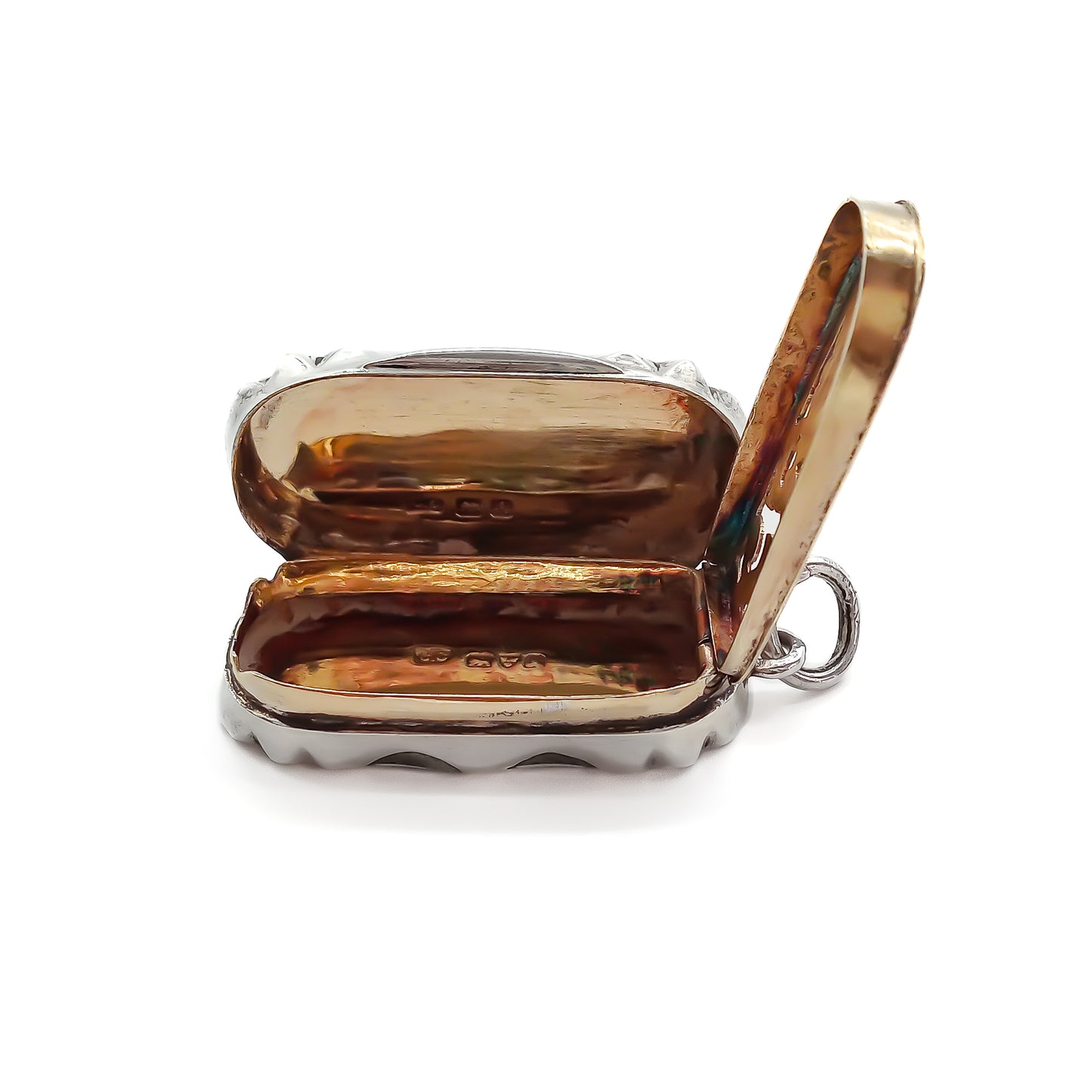 Beautifully engraved Victorian silver vinaigrette that can be worn as a pendant. Chester 1901