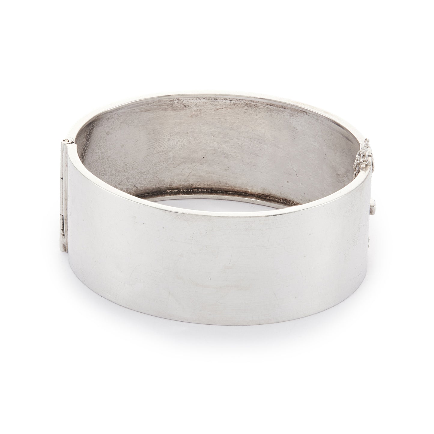 Beautiful Victorian silver and gold bangle embossed with a floral design and Etruscan detail around the rim. Safety chain attached.