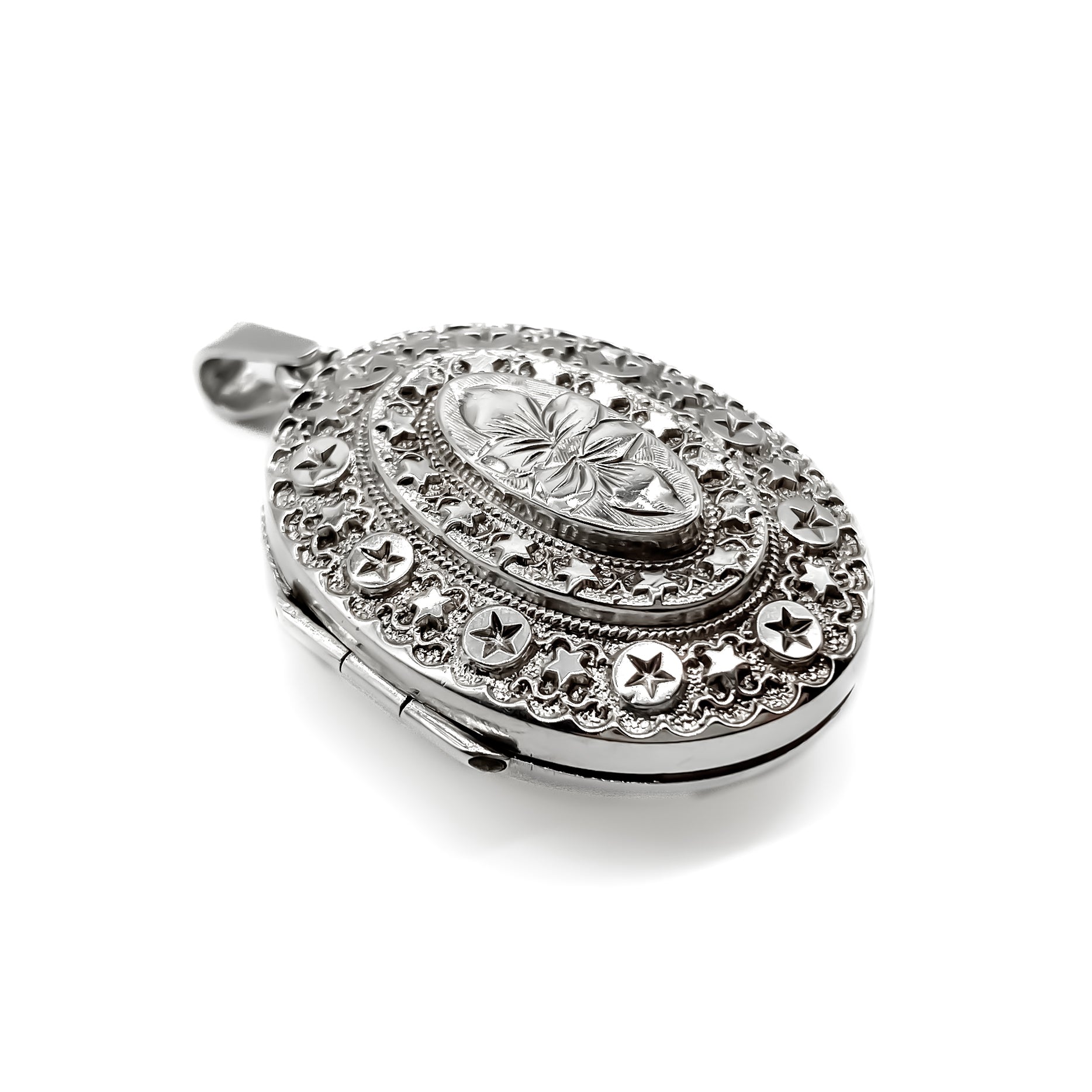 Very pretty ornate Victorian oval sterling silver locket.