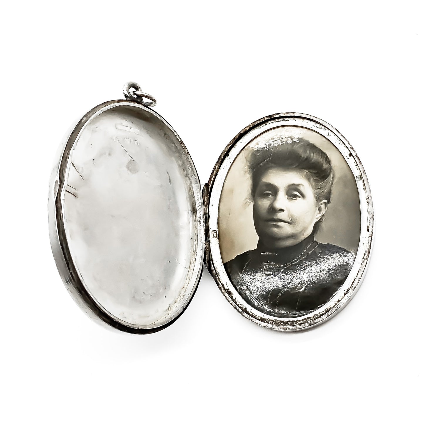 Beautifully engraved Victorian sterling silver oval locket. Maker: GL and CO.