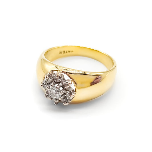 Lovely vintage 18ct yellow gold diamond ring with nine sparkling diamonds in a white gold flower setting.