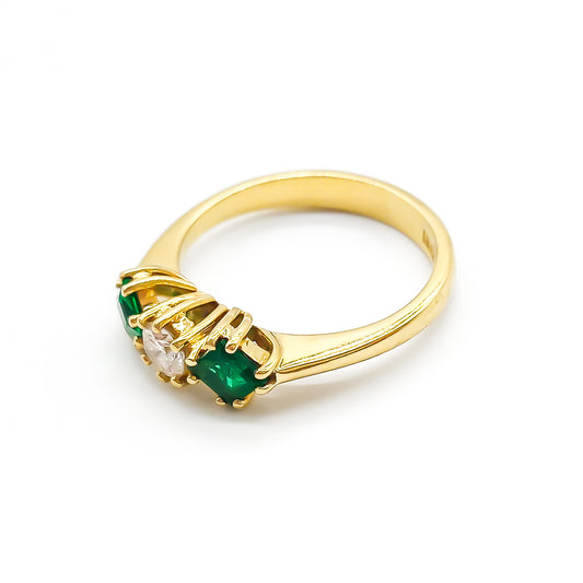 Stunning 18ct yellow gold ring set with a round 0,20ct centre diamond and two bright green princess-cut emeralds.