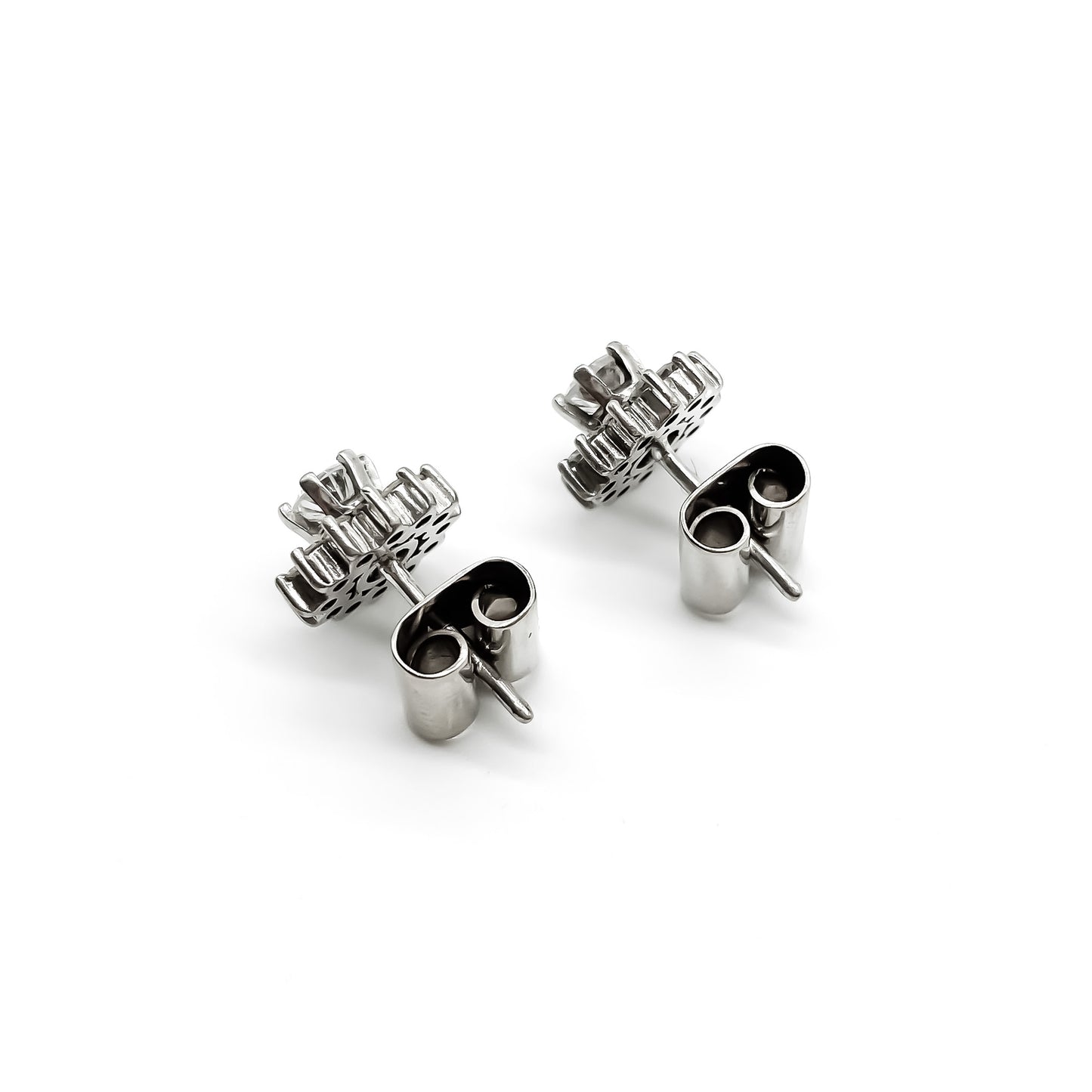 Stylish vintage 18ct white gold flower stud earrings with diamonds in a tier setting.