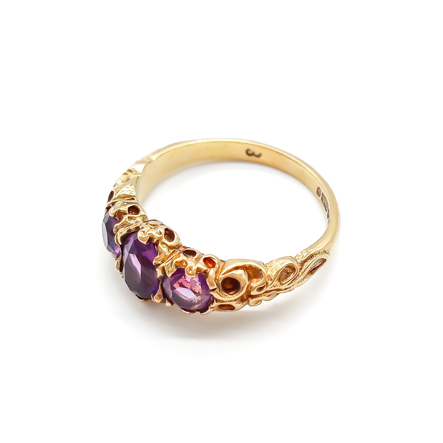 Pretty Victorian-style 9ct gold ring set with three amethysts, with beautiful engraving.