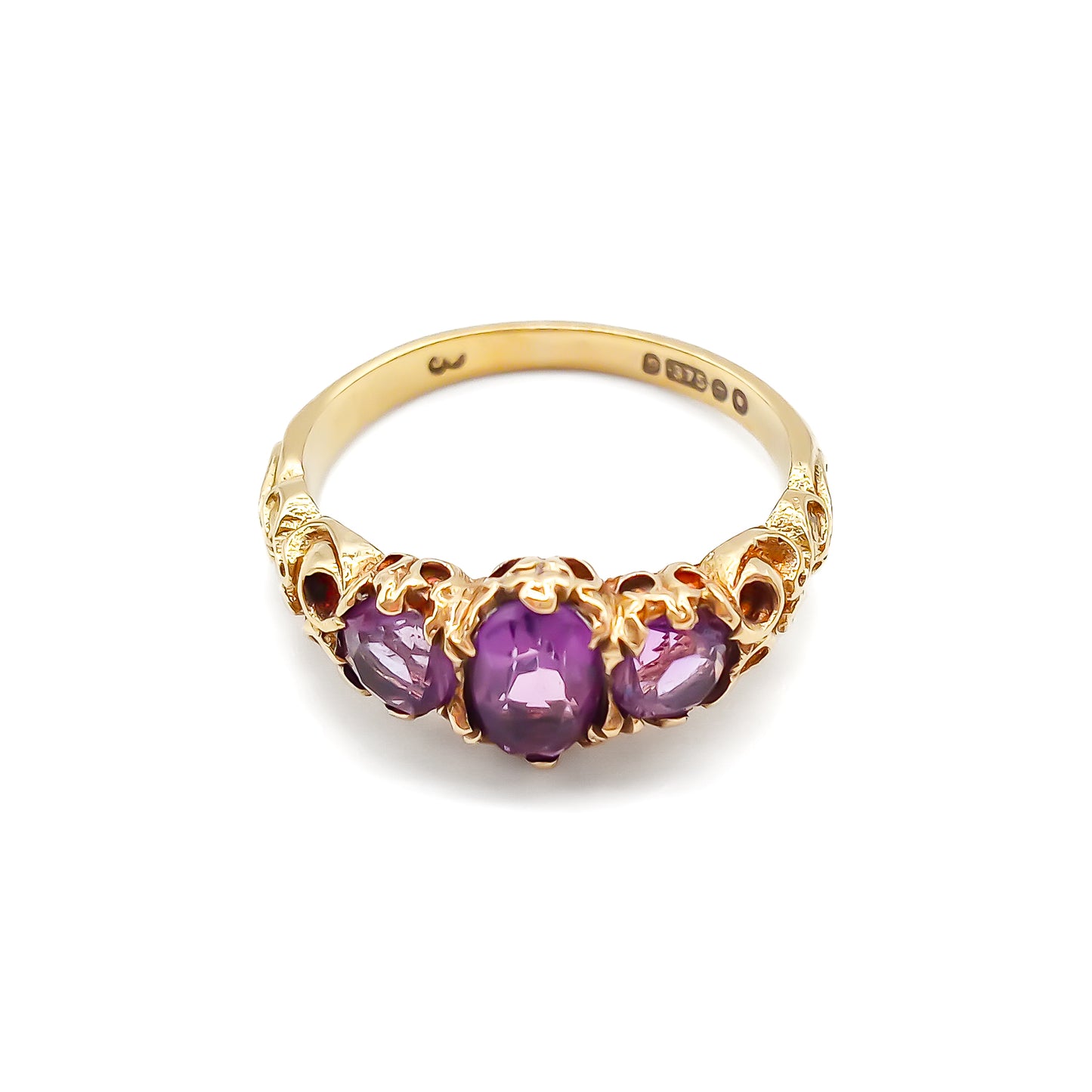 Pretty Victorian-style 9ct gold ring set with three amethysts, with beautiful engraving.
