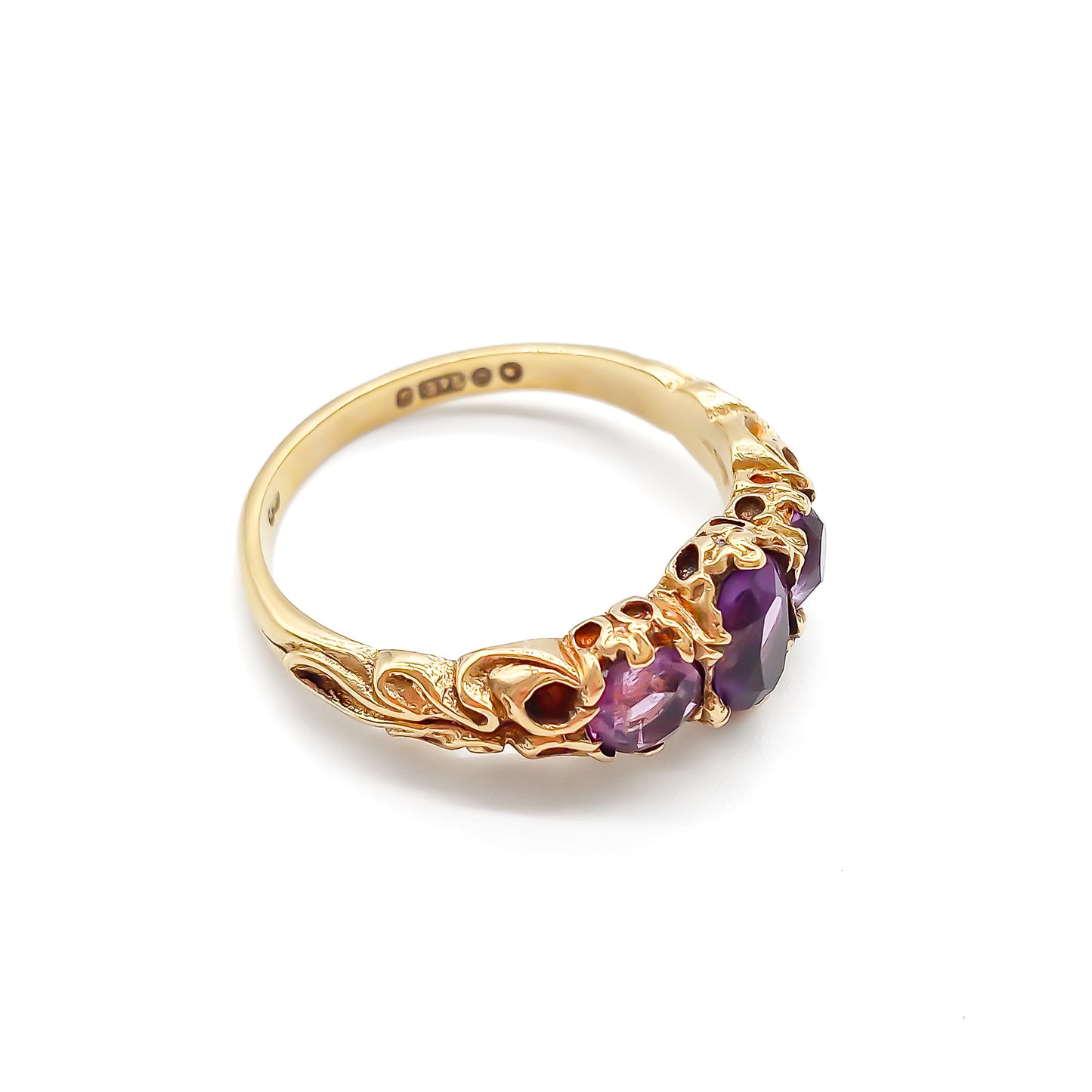 Pretty Victorian-style 9ct gold ring set with three amethysts, with beautiful engraving.