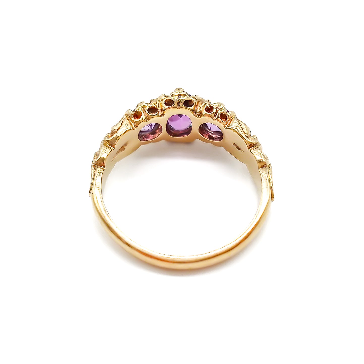 Pretty Victorian-style 9ct gold ring set with three amethysts, with beautiful engraving.