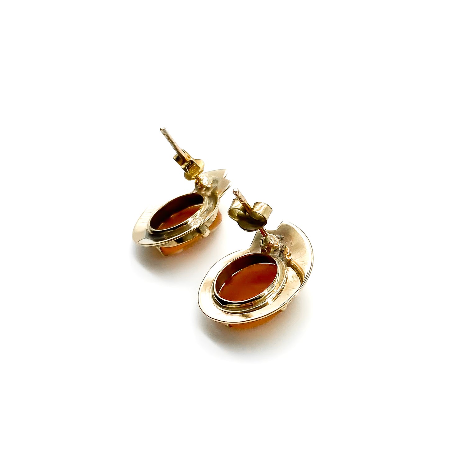 Stylish vintage 9ct rose gold stud earrings set with two beautifully carved cameos.