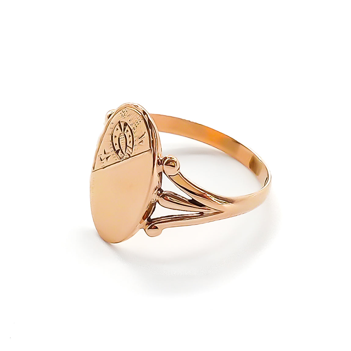 Lovely 9ct rose gold signet ring with horseshoe motif, ideal to be engraved. Circa 1940’s