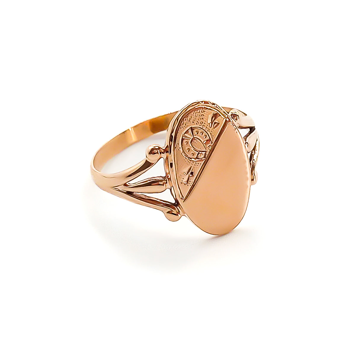 Lovely  9ct rose gold signet ring with horseshoe motif, ideal to be engraved. Circa 1940’s