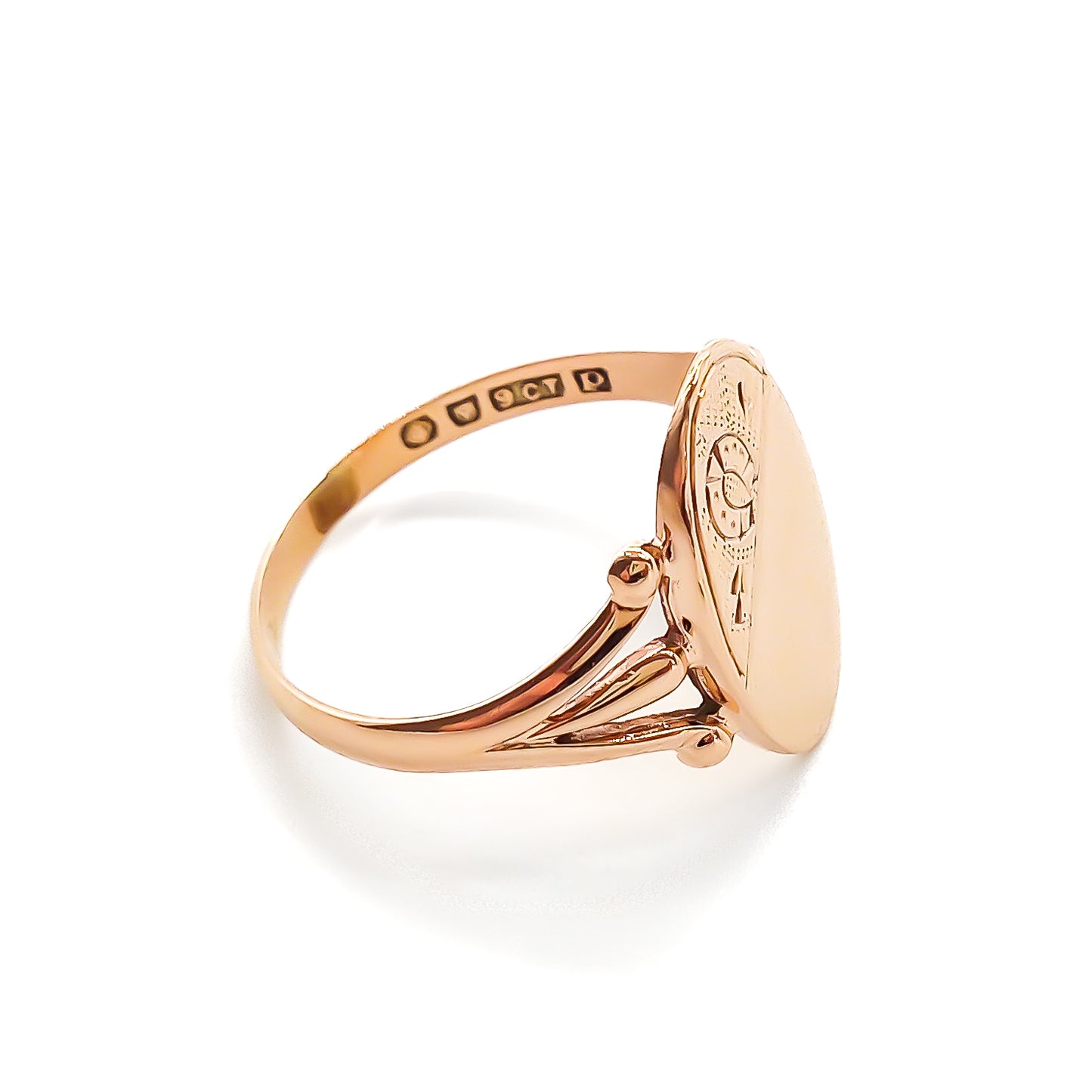 Lovely 9ct rose gold signet ring with horseshoe motif, ideal to be engraved. Circa 1940’s