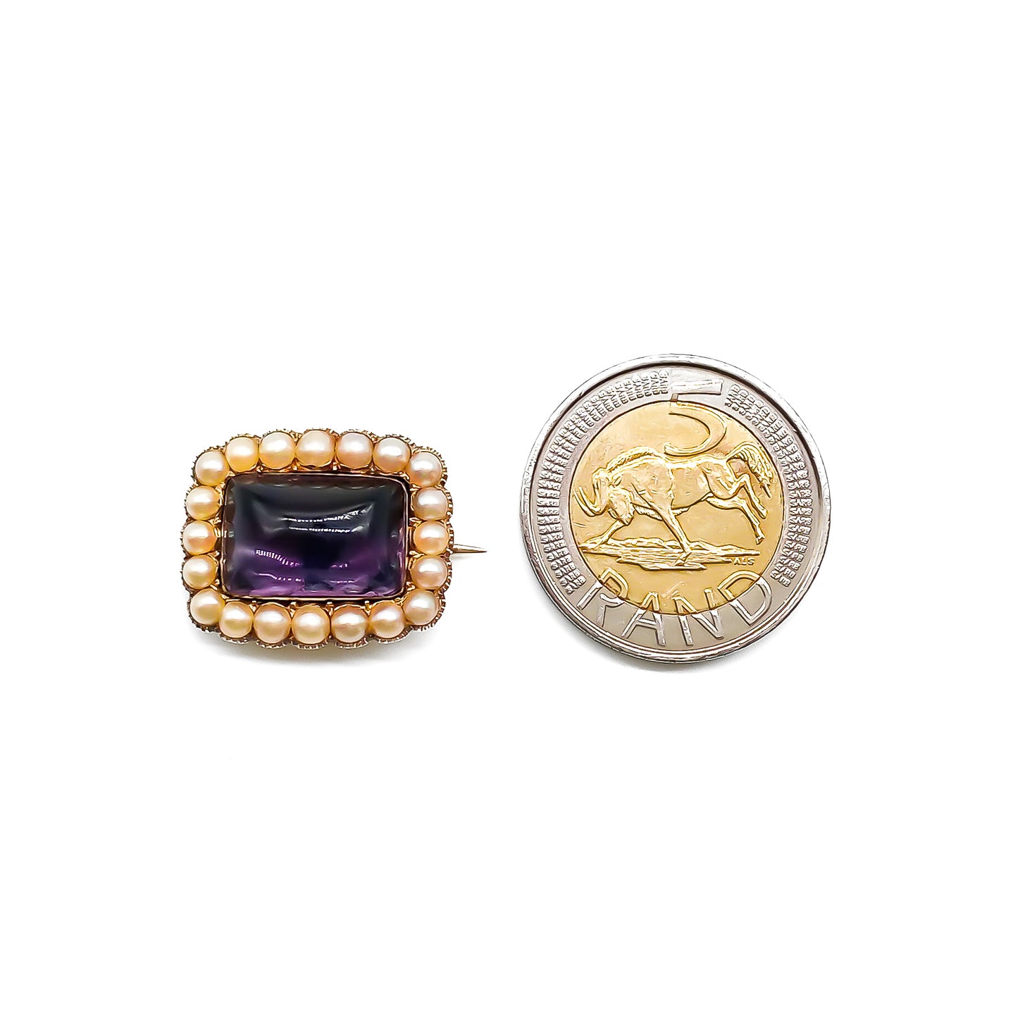 Lovely Georgian 15ct gold brooch set with a cabochon amethyst, surrounded by twenty lustrous seed pearls.