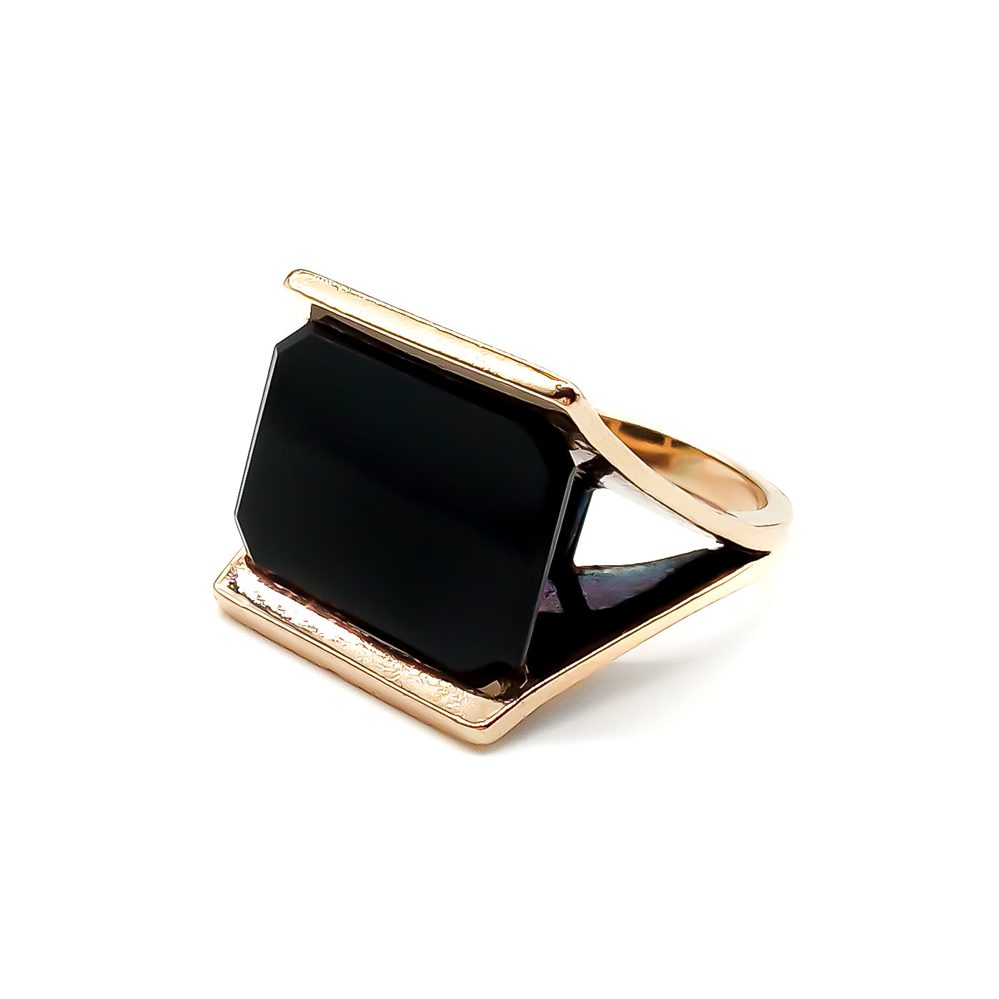 Beautifully engraved rose gold ring set with a rectangular onyx disc. Circa 1950’s