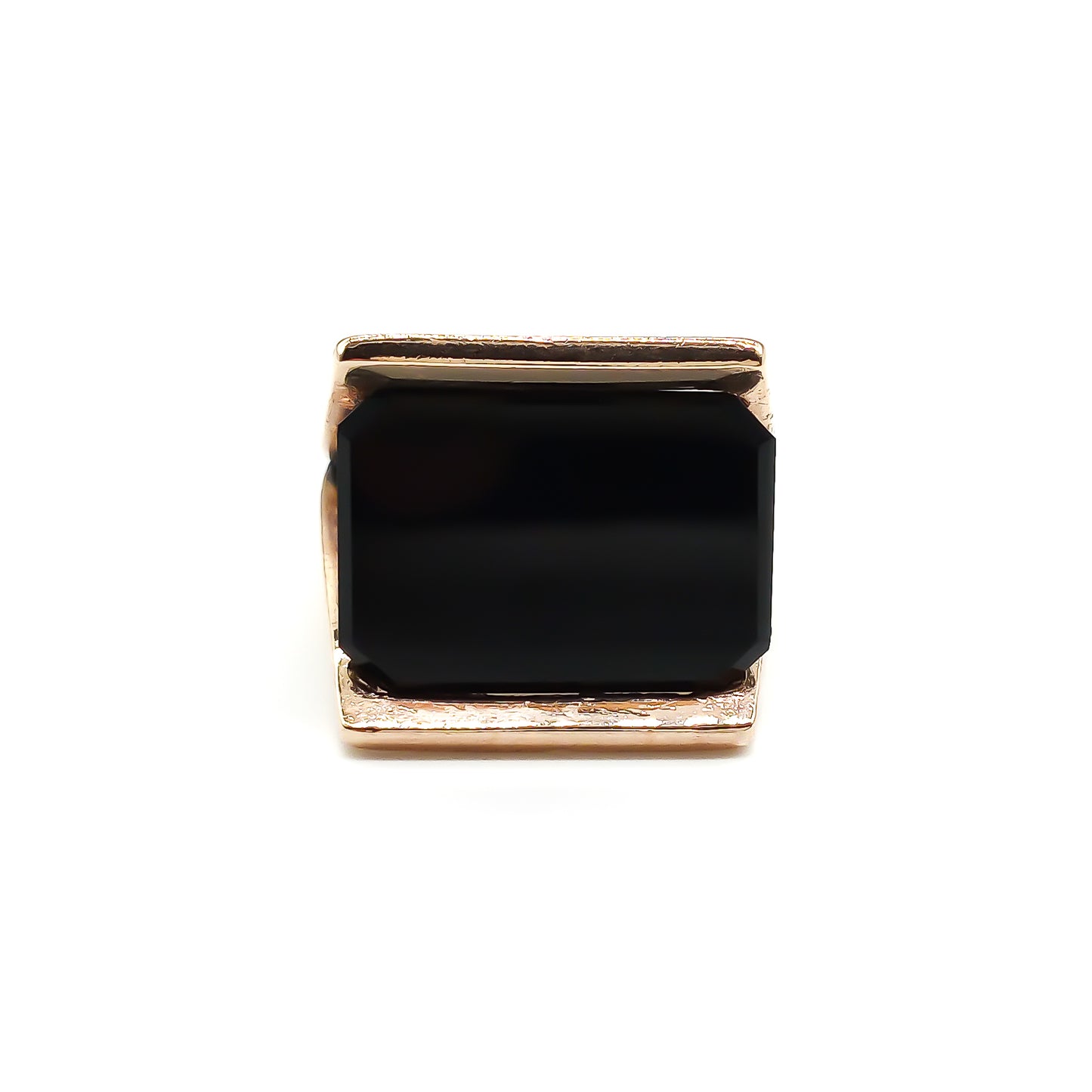 Beautifully engraved rose gold ring set with a rectangular onyx disc. Circa 1950’s