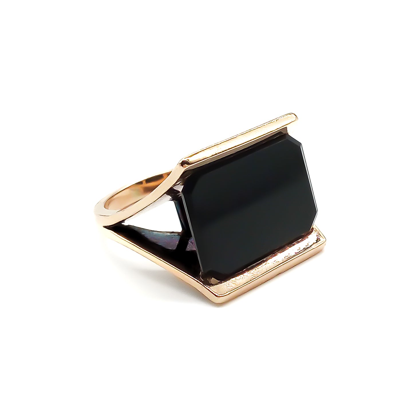 Beautifully engraved rose gold ring set with a rectangular onyx disc. Circa 1950’s