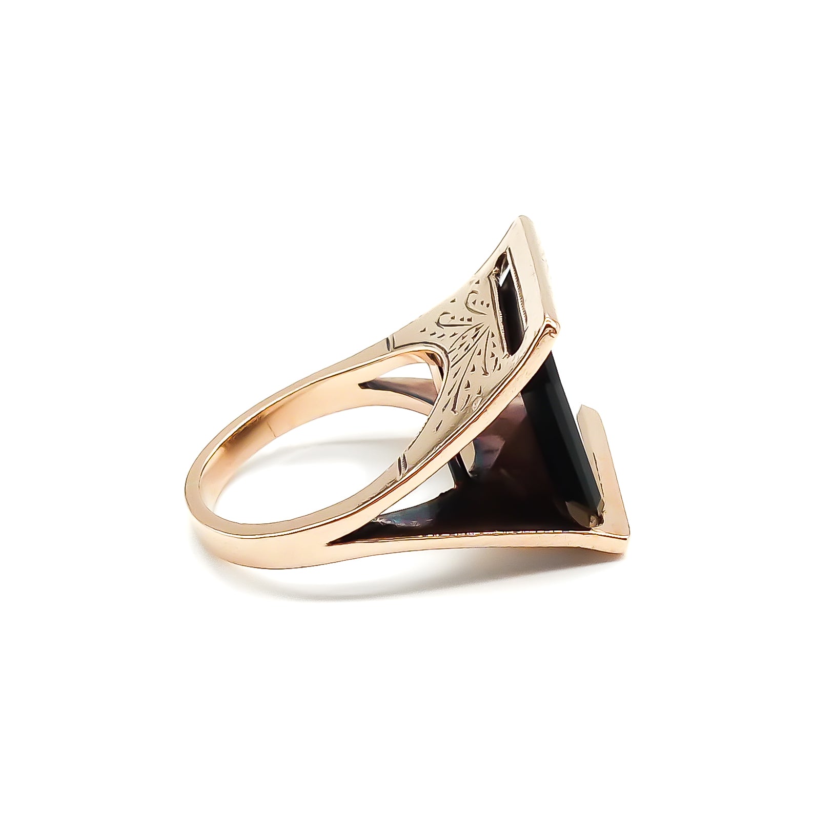 Beautifully engraved rose gold ring set with a rectangular onyx disc. Circa 1950’s