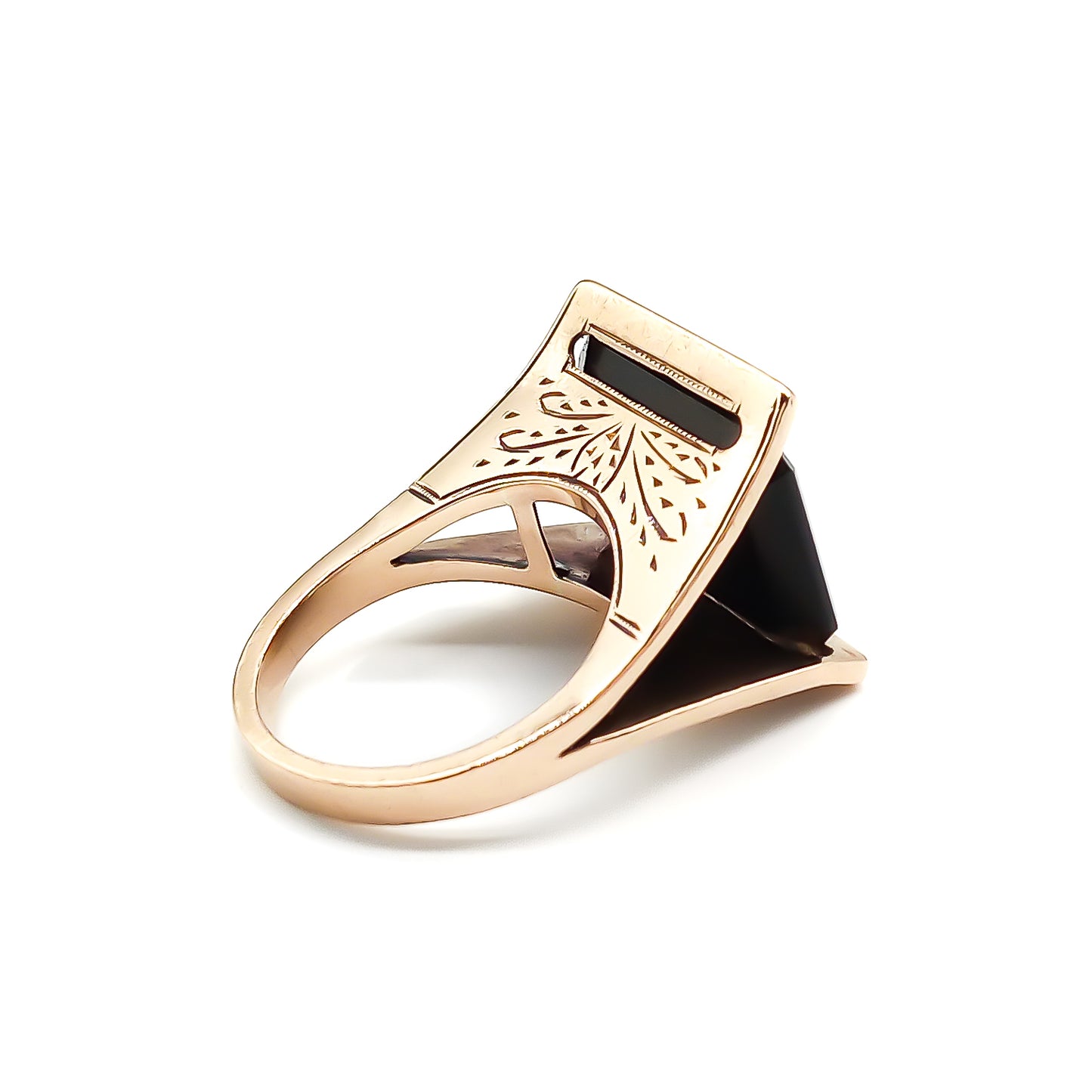 Beautifully engraved rose gold ring set with a rectangular onyx disc. Circa 1950’s