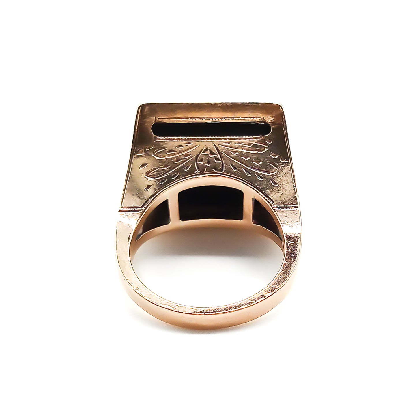Beautifully engraved rose gold ring set with a rectangular onyx disc. Circa 1950’s