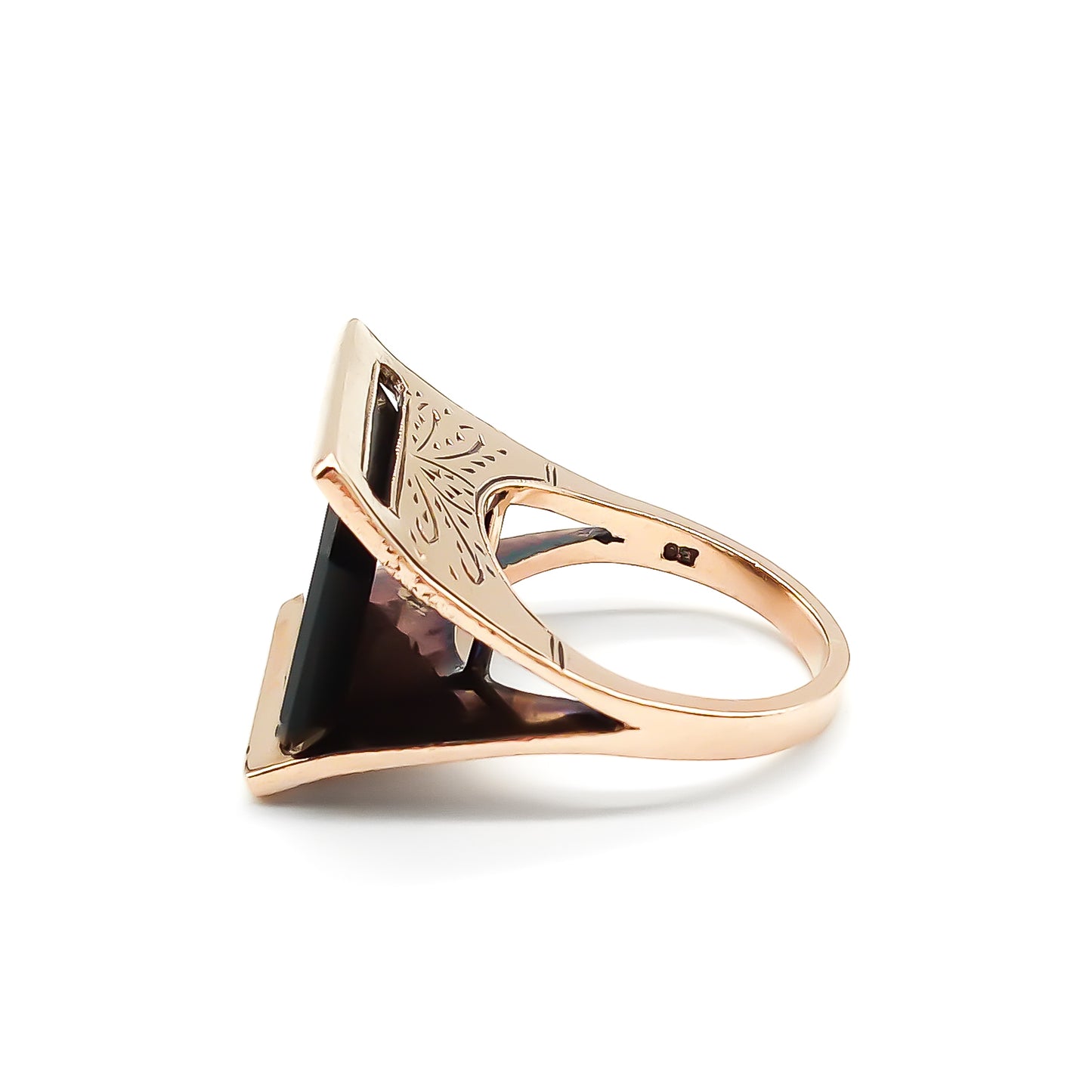 Beautifully engraved rose gold ring set with a rectangular onyx disc. Circa 1950’s