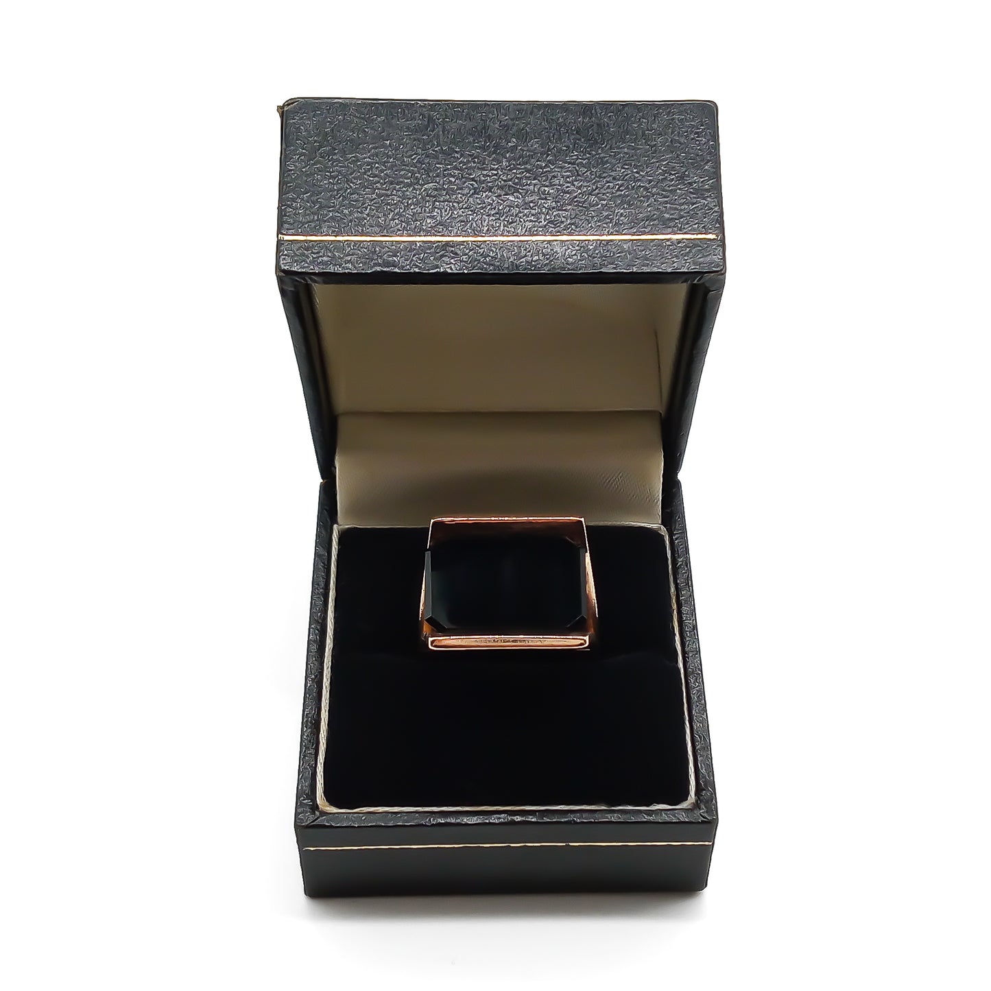 Beautifully engraved rose gold ring set with a rectangular onyx disc. Circa 1950’s