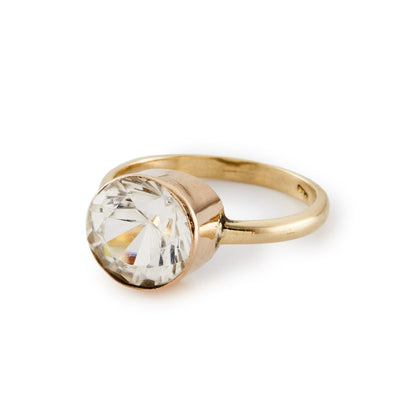 Elegant vintage 12ct gold ring, set with a beautifully faceted, round, natural quartz.