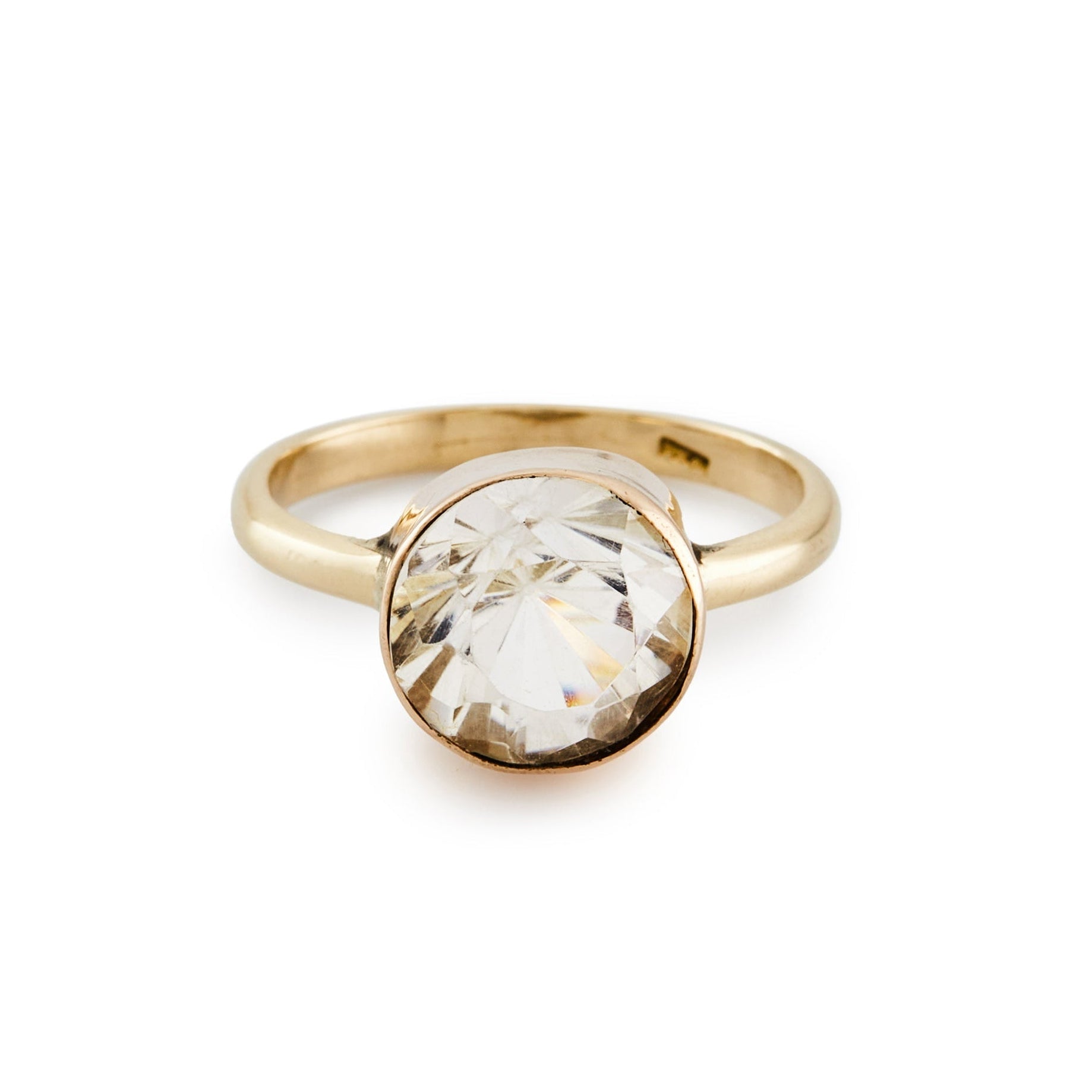 Elegant vintage 12ct gold ring, set with a beautifully faceted, round, natural quartz.