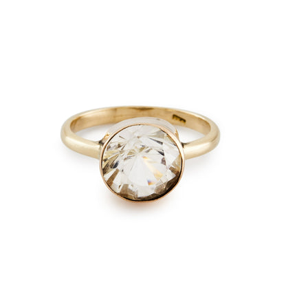 Elegant vintage 12ct gold ring, set with a beautifully faceted, round, natural quartz.