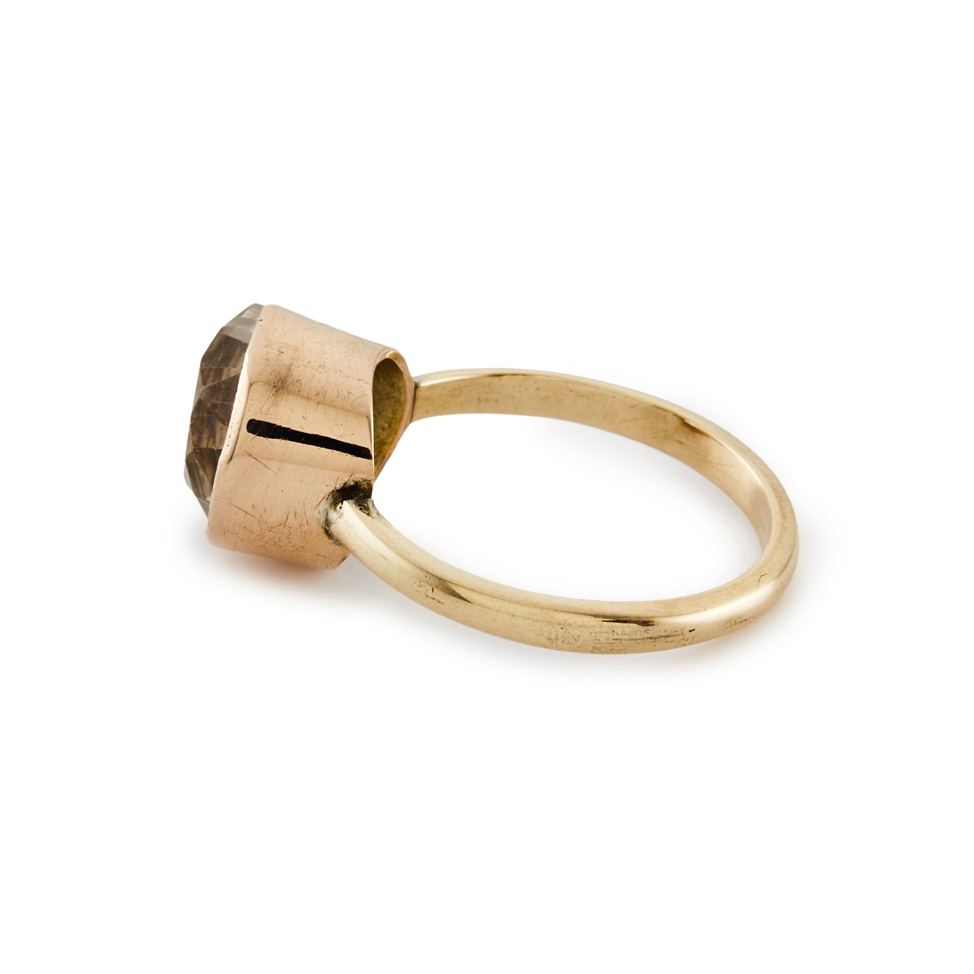 Elegant vintage 12ct gold ring, set with a beautifully faceted, round, natural quartz.