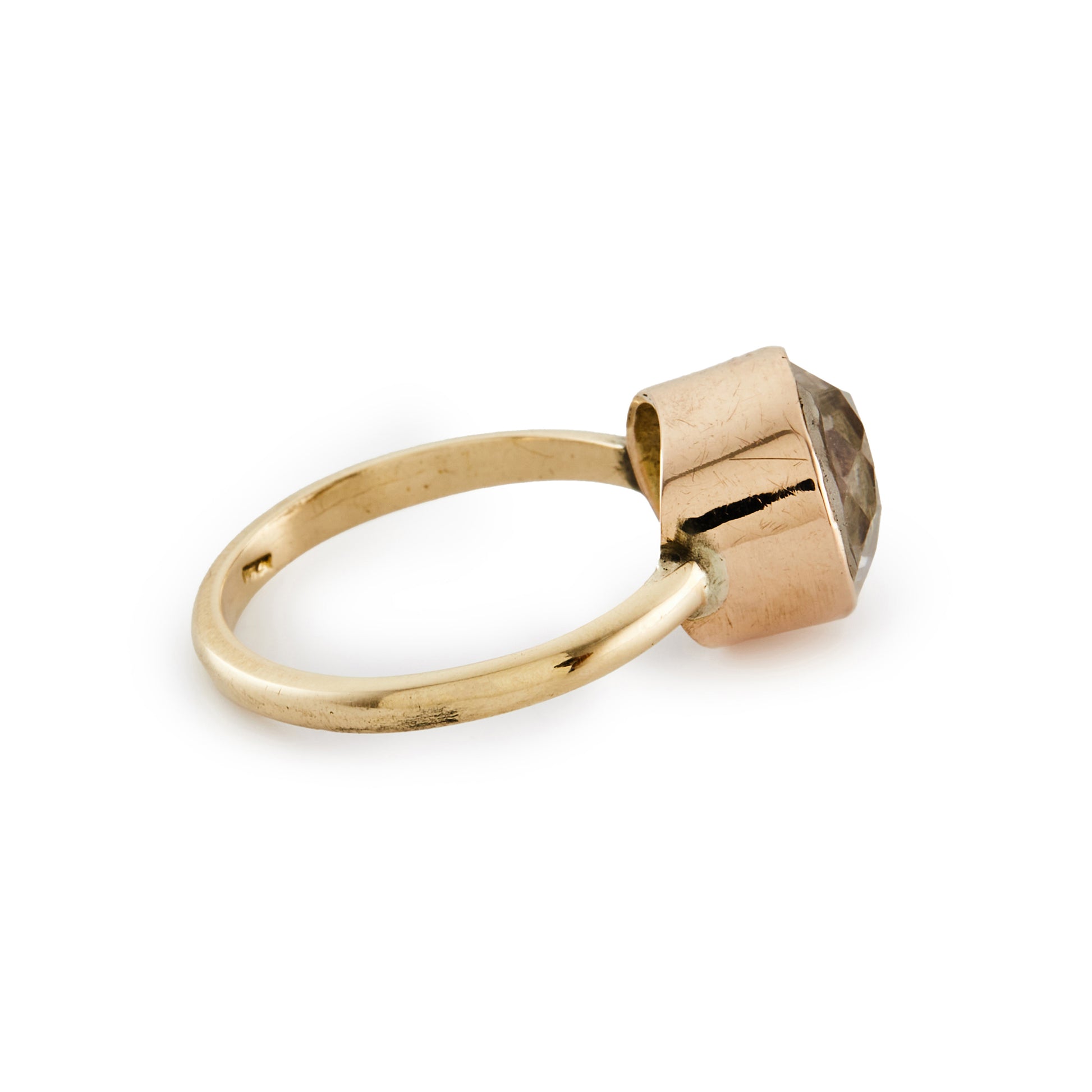 Elegant vintage 12ct gold ring, set with a beautifully faceted, round, natural quartz.