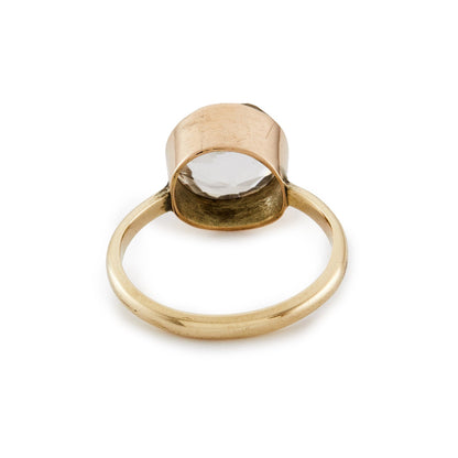 Elegant vintage 12ct gold ring, set with a beautifully faceted, round, natural quartz.