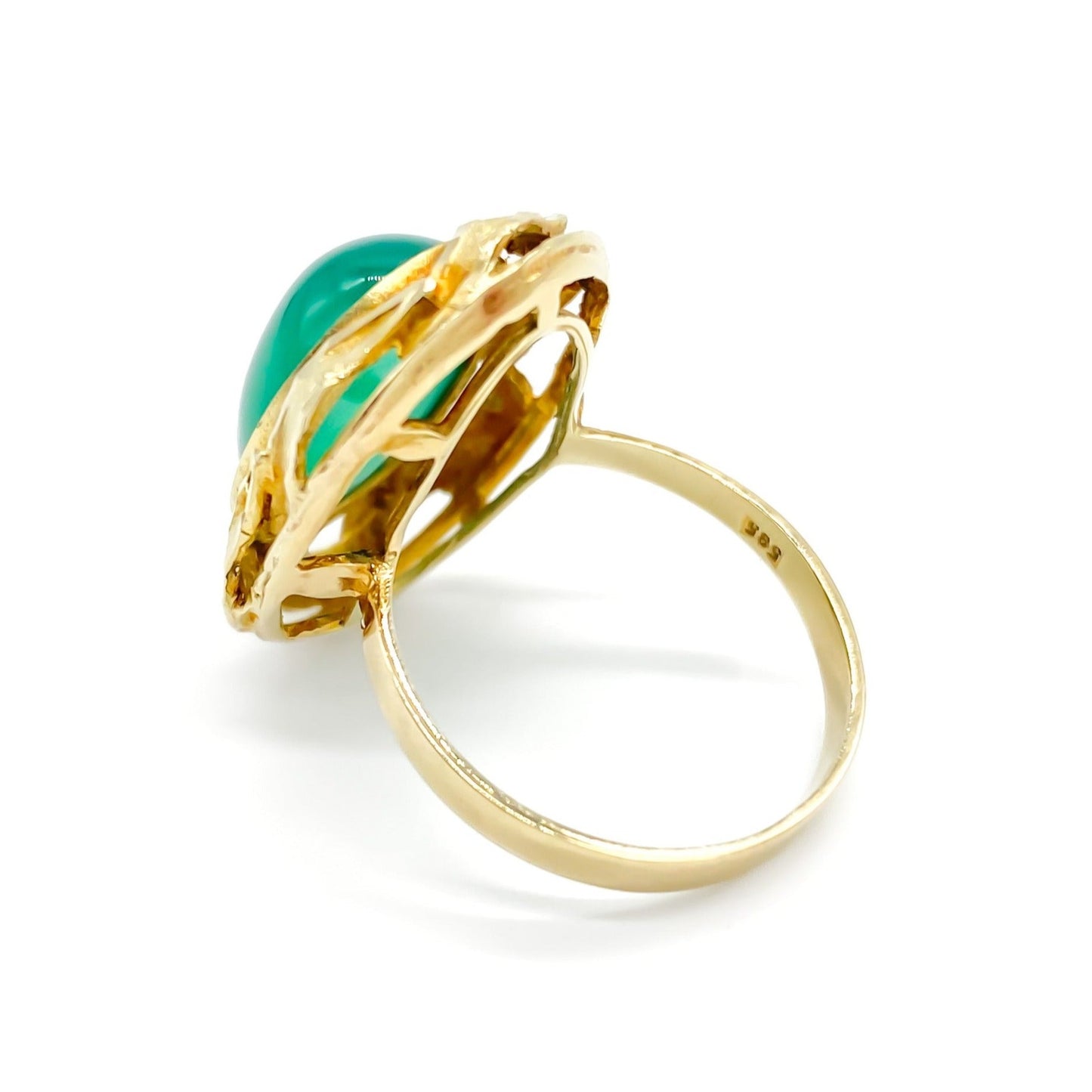 Stunning 14ct yellow gold ring set with a bright green oval chrysoprase cabochon, surrounded by a textured gold border.